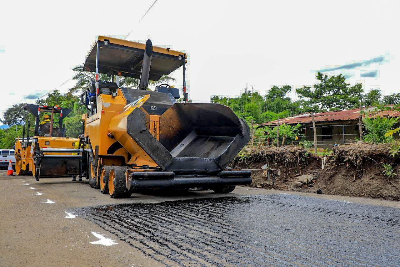 realizan-trabajos-de-pavimentacion-de-carretera-que-conecta-con-guatemala